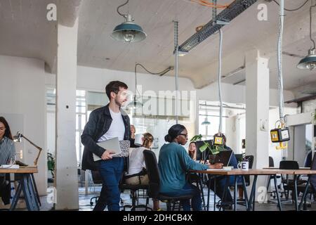 Professionnels travaillant dans un bureau créatif Banque D'Images
