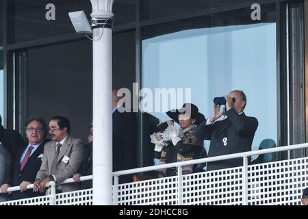 Karim Aga Khan IV (à droite) et sa fille Zahra (2e de R) assistent au « Prix de l'Arc de Triomphe du Qatar » à l'hippodrome de Chantilly, au nord de Paris, en France, le 1er octobre 2017. Photo par Ammar Abd Rabbo/ABACAPRESS.COM Banque D'Images