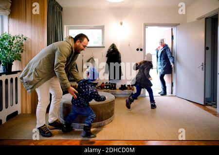 Les frères et sœurs avec leurs parents dans la chambre des parents à la maison Banque D'Images