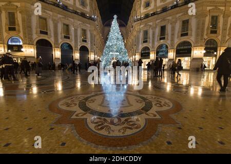 Milan, Italie - 10 décembre 2020 : vue sur la rue de l'arbre de Noël dans la galerie Vittorio Emanuele la nuit. Banque D'Images