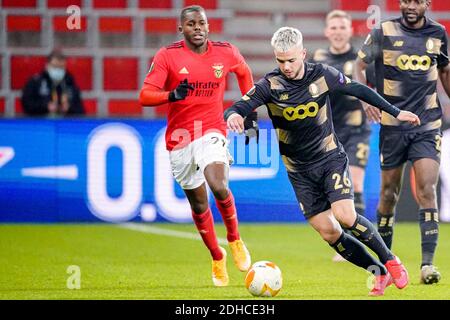 LIÈGE, BELGIQUE - DÉCEMBRE 10 : Nuno Tavares de Benfica, Nicolas Raskin de Standard Liège lors du match de l'UEFA Europa League entre le Standard Liège et Banque D'Images