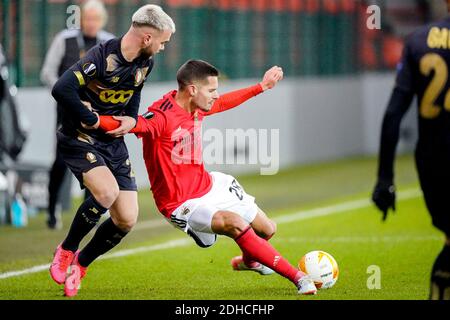 LIÈGE, BELGIQUE - DÉCEMBRE 10 : Nicolas Raskin du Standard Liège, Julian Weigl de Benfica lors du match de l'UEFA Europa League entre le Standard Liège et Banque D'Images