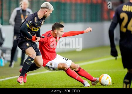 LIÈGE, BELGIQUE - DÉCEMBRE 10 : Nicolas Raskin du Standard Liège, Julian Weigl de Benfica lors du match de l'UEFA Europa League entre le Standard Liège et Banque D'Images