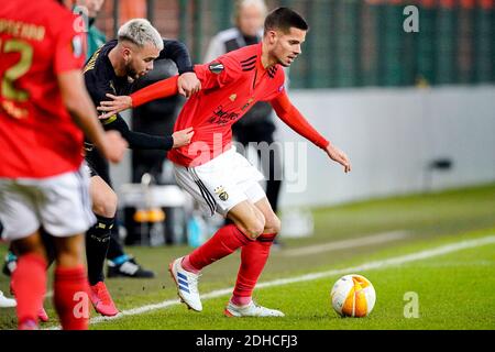 LIÈGE, BELGIQUE - DÉCEMBRE 10 : Nicolas Raskin du Standard Liège, Julian Weigl de Benfica lors du match de l'UEFA Europa League entre le Standard Liège et Banque D'Images