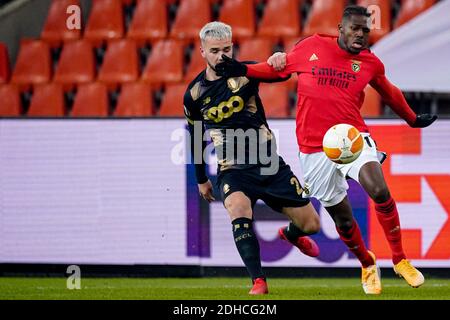 LIÈGE, BELGIQUE - DÉCEMBRE 10 : Nicolas Raskin du Standard Liège, Nuno Tavares de Benfica lors du match de l'UEFA Europa League entre le Standard Liège et Banque D'Images