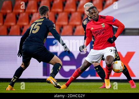 LIÈGE, BELGIQUE - DÉCEMBRE 10 : Eden Shamir de Standard Liège, Nicolas Raskin de Standard Liège, Nuno Tavares de Benfica lors de l'UEFA Europa League M. Banque D'Images