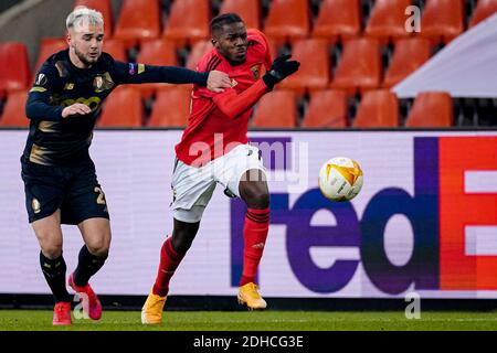 LIÈGE, BELGIQUE - DÉCEMBRE 10 : Nicolas Raskin du Standard Liège, Nuno Tavares de Benfica lors du match de l'UEFA Europa League entre le Standard Liège et Banque D'Images