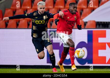 LIÈGE, BELGIQUE - DÉCEMBRE 10 : Nicolas Raskin du Standard Liège, Nuno Tavares de Benfica lors du match de l'UEFA Europa League entre le Standard Liège et Banque D'Images