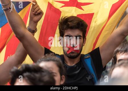 Environ 16,000 personnes, selon la police, se sont rassemblées sur la place de l'Université de Barcelone (Plazza Universidad), pour protester contre la violence policière qui s'est produite la veille dans le référendum de l'indépendance de la Catalogne et pour célébrer la victoire du oui à ce dernier. La procession s'est tranquillement rendue sur la place de Catalogne (Plazza Catalunya), à Barcelone, en Espagne, le 2 octobre 2017. Photo de Samuel Boivin/ABACAPRESS.COM Banque D'Images