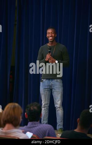 Jeune homme chantant dans le microphone de l'auditorium Banque D'Images