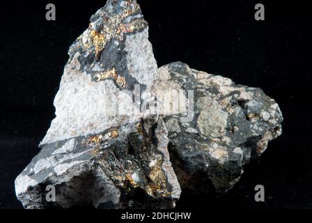 De l'or, du cuivre et de la pyrite de fer déposée dans des échantillons de granit et quartz Banque D'Images
