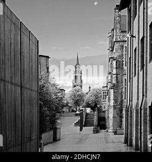 Moon & The Spire of Elmwood Hall, (ancienne église presbytérienne), vu de l'université Queen's, Belfast Banque D'Images