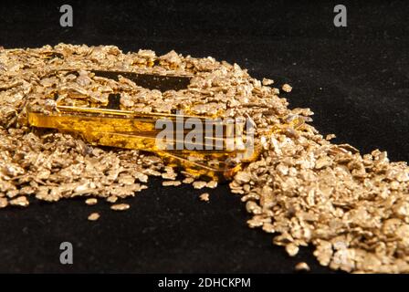 de grands échantillons d'or pur sous diverses formes, y compris des pièces de monnaie, des lingots, des barres, de la poussière et des nuggets Banque D'Images