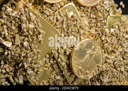 de grands échantillons d'or pur sous diverses formes, y compris des pièces de monnaie, des lingots, des barres, de la poussière et des nuggets Banque D'Images