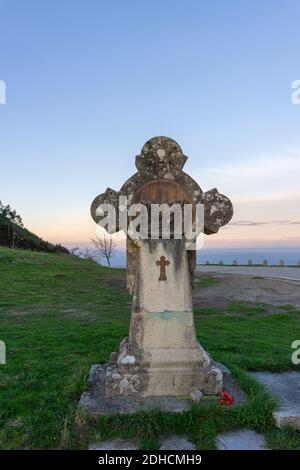 A Gaurida, Galice / Espagne - 3 décembre 2020: Ancienne pierre gaélique croix celtique au Castro de Santa Tecla en Galice Banque D'Images