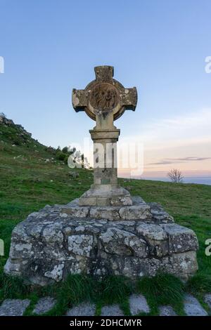 A Gaurida, Galice / Espagne - 3 décembre 2020: Ancienne pierre gaélique croix celtique au Castro de Santa Tecla en Galice Banque D'Images