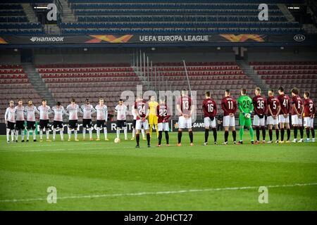 Prague, République tchèque. 10 décembre 2020. Les joueurs de l'AC Milan, à gauche et de l'AC Sparta Prague font la queue en se faisant un moment de silence pour Paolo Rossi avant le 6e tour de l'UEFA Europa League, groupe H, match AC Sparta Prague contre AC Milan à Prague, République Tchèque, le jeudi 10 décembre 2020. Crédit : vit Simanek/CTK photo/Alay Live News Banque D'Images