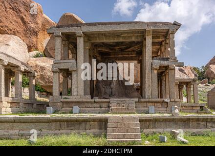 Hampi, Karnataka, Inde - 4 novembre 2013 : gros plan du temple de la statue du Monolithe de Nandi avec statue clairement visible. Banque D'Images