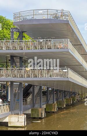 Parking sur plusieurs niveaux pour vélos à Amsterdam Banque D'Images