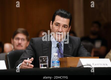 Le commissaire de la FDA, Scott Gottlieb, témoigne d'une audience tenue à Capitol Hill pour examiner la réponse fédérale à la crise des opioïdes le 5 octobre 2017 à Washington D.C.. L'épidémie d'opioïdes en cours est rapidement apparue comme l'un des défis de santé publique les plus urgents auxquels le pays est confronté aujourd'hui. Photo par Olivier Douliery/Abaca Press Banque D'Images