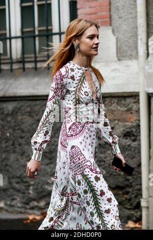 Street style, Natalia Vodianova arrivée au Valentino Printemps-été 2018 spectacle tenu à Lycée Carnot, Paris, France, le 1er octobre 2017. Photo de Marie-Paola Bertrand-Hillion/ABACAPRESS.COM Banque D'Images