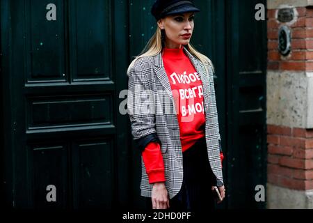 Street style, en arrivant au salon Valentino Printemps-été 2018 qui s'est tenu à Lycée Carnot, Paris, France, le 1er octobre 2017. Photo de Marie-Paola Bertrand-Hillion/ABACAPRESS.COM Banque D'Images