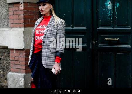 Street style, en arrivant au salon Valentino Printemps-été 2018 qui s'est tenu à Lycée Carnot, Paris, France, le 1er octobre 2017. Photo de Marie-Paola Bertrand-Hillion/ABACAPRESS.COM Banque D'Images