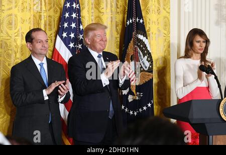 Le président américain Donald Trump est encadré par le secrétaire au travail Alex Acosta (L) et la première dame Melania Trump lors d'un événement du mois du patrimoine hispanique dans la salle est de la Maison Blanche le 6 octobre 2017 à Washington D.C.. Photo par Olivier Douliery/Abaca Press Banque D'Images