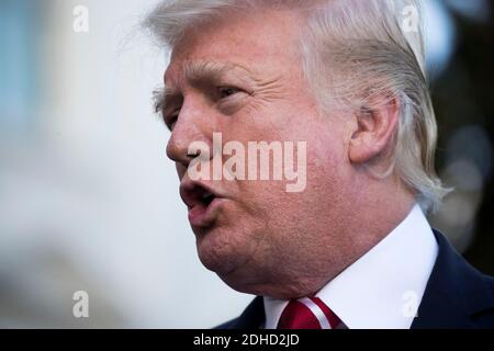 LE président AMÉRICAIN Donald J. Trump s'arrête pour faire des remarques aux médias alors qu'il se rend à bord de Marine One sur la pelouse sud de la Maison Blanche à Washington, DC, USA, le 07 octobre 2017. Le président Trump se déplace en Caroline du Nord pour deux collectes de fonds Banque D'Images