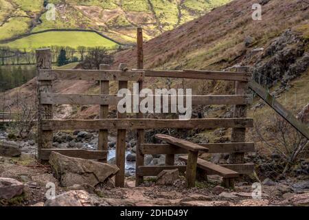 Style en bois sur un sentier dans une campagne vallonnée Banque D'Images