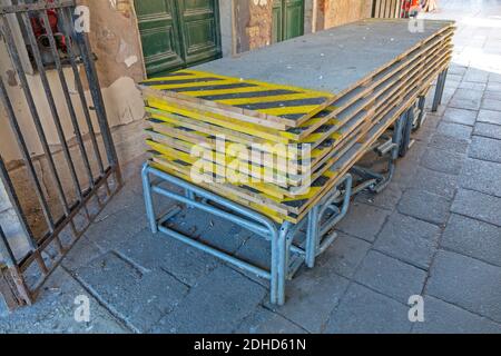 Plates-formes de passerelles surélevées prêtes pour les inondations à Venise Banque D'Images