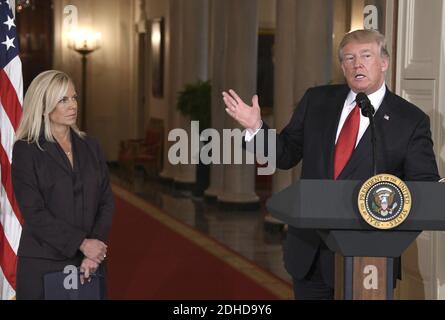 Le président des États-Unis Donald J. Trump, à droite, annonce qu'il nomera Kirstjen Nielsen, chef de cabinet adjoint principal de la Maison-Blanche, à gauche, comme secrétaire à la sécurité intérieure dans la salle est de la Maison-Blanche à Washington, DC, États-Unis, le jeudi 12 octobre 2017. Si cela est confirmé, Nielsen remplacera la secrétaire américaine par intérim à la sécurité intérieure Elaine C. Duke, qui occupe ce poste depuis le général John F. Kelly, USMC (retraité) a démissionné pour devenir chef de cabinet de la Maison Blanche. Photo de Ron Sachs/CNP/ABACAPRESS.COM Banque D'Images