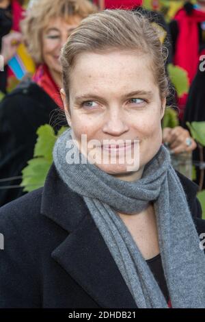 Enceinte Sarah Biasini, fille de Romy Schneider au 'Ban des Vendanges' qui s'est tenu à la Vigne du Clos Montmartre à Paris, le 14 octobre 2017. Photo de Nasser Berzane/ABACAPRESS.COM Banque D'Images