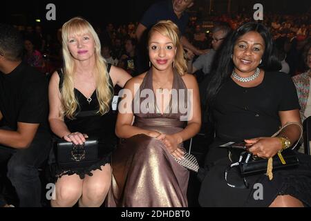 Estelle Mosaely et sa mère (L) participent au match international de boxe poids lourd entre Tony Yoka et Jonathan Rice à Zenith le 14 octobre 2017 à Paris, France photo de Laurent Zabulon/ABACAPRESS.COM Banque D'Images