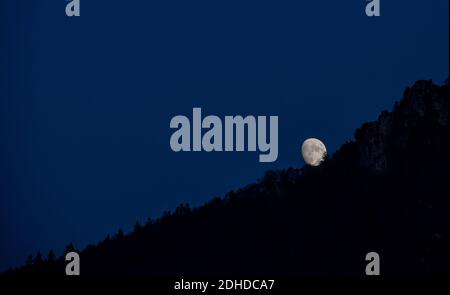 lune se lève derrière la montagne Banque D'Images