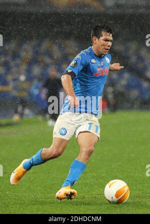 Naples, Italie. 10 décembre 2020. L'avant mexicain de Naples Hirving Lozano contrôle le ballon lors du match de football de l'UEFA Europa League Group F SSC Napoli vs Real Sociedad de Futbol. Napoli et Real Sociedad Drew 1-1. Crédit : Agence photo indépendante/Alamy Live News Banque D'Images