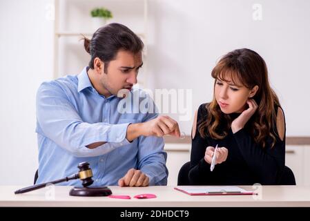 Jeune paire dans le palais de justice dans le concept de divorce Banque D'Images