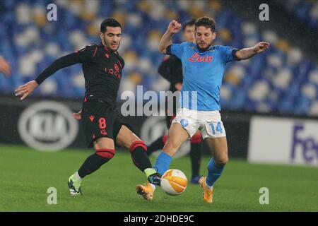 Naples, Italie. 10 décembre 2020. Mikel Merino (L), le milieu de terrain espagnol de Real sociedad défis pour le ballon avec la SSC Napoli, l'attaquant belge sèche Mertens pendant le match de football de l'UEFA Europa League SSC Napoli vs Real Sociedad.Napoli et Real sociedad Drew 1-1. Crédit : Agence photo indépendante/Alamy Live News Banque D'Images