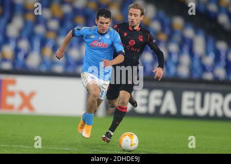 Naples, Italie. 10 décembre 2020. Le buteur mexicain de SSC Napoli Hirving Lozano (L) défis pour le ballon avec le buteur belge de Real sociedad Adnan Januzaj pendant le match de football de l'UEFA Europa League SSC Napoli vs Real Sociedad.Napoli et Real sociedad Drew 1-1. Crédit : Agence photo indépendante/Alamy Live News Banque D'Images