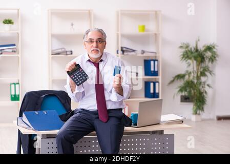 Vieux homme d'affaires employé dans le concept de faillite Banque D'Images