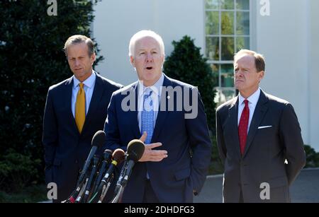 La majorité du Sénat américain, le sénateur John Cornyn (R-TX), parle aux médias sous les nom de sénateur John Thune (R-SD) (L) et de sénateur Pat Toomey (R-PA) (R), à l'extérieur de l'aile ouest de la Maison Blanche, après une réunion avec le président Donald Trump le 18 octobre 2017 à Washington, DC. Photo par Olivier Douliery/Abaca Press Banque D'Images