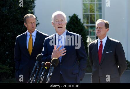 La majorité du Sénat américain, le sénateur John Cornyn (R-TX), parle aux médias sous les nom de sénateur John Thune (R-SD) (L) et de sénateur Pat Toomey (R-PA) (R), à l'extérieur de l'aile ouest de la Maison Blanche, après une réunion avec le président Donald Trump le 18 octobre 2017 à Washington, DC. Photo par Olivier Douliery/Abaca Press Banque D'Images