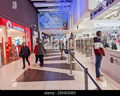 Huelva, Espagne - 5 décembre 2020 : à l'intérieur de l'hypermarché Carrefour au centre commercial Holea. Holea est un grand centre commercial à Huelva il a ouvert à la fin de 2013. Holea Banque D'Images