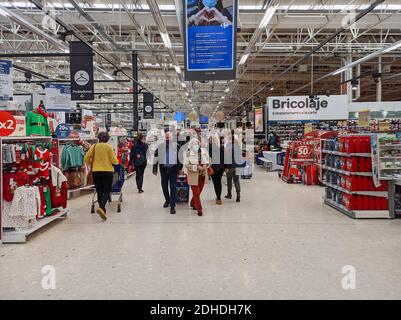 Huelva, Espagne - 5 décembre 2020 : à l'intérieur de l'hypermarché Carrefour au centre commercial Holea. Holea est un grand centre commercial à Huelva il a ouvert à la fin de 2013. Holea Banque D'Images