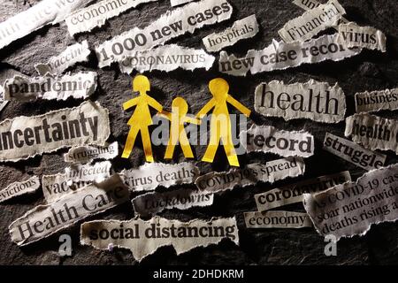 Titres de la famille papier et du coronavirus Banque D'Images