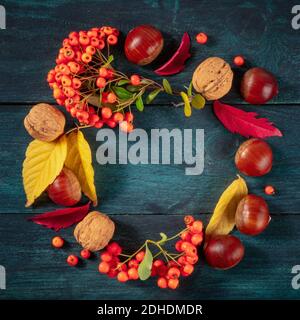 Couronne d'automne, motif carré avec un endroit pour le texte, feuilles d'automne platlay, grenaille au-dessus Banque D'Images