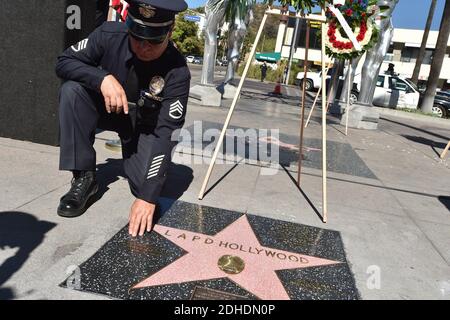 La cérémonie de dévoilement de la star hollywoodienne de LAPD honore les policiers déchus de la division Hollywood du département de police de Los Angeles. Les officiers déchus sont : le policier Clyde Pritchett (1936), le policier Clay N. Hunt (1955), le policier Ian J. Campbell (1963), le policier Robert J. Cote (1969), le détective Russell L. Kuster (1990), le policier Joe Rios (1993), le policier Charles D. Heim (1994) et le policier Nicholas Lee (2014). 23 octobre 2017 à Los Angeles, Californie. Photo de Lionel Hahn/AbacaPress.com Banque D'Images