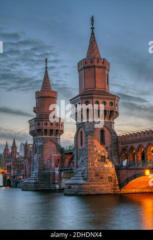 Le magnifique pont Oberbaum de Berlin après le coucher du soleil Banque D'Images