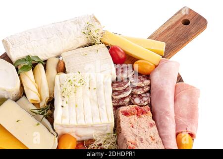 Assortiment de fromages et de viandes froides sur un plateau en bois sur une table Banque D'Images