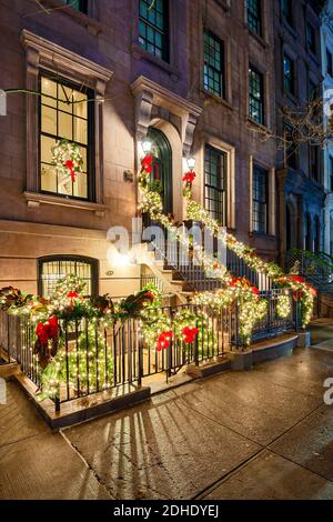 Noël dans les décorations de la maison de ville de New York Banque D'Images